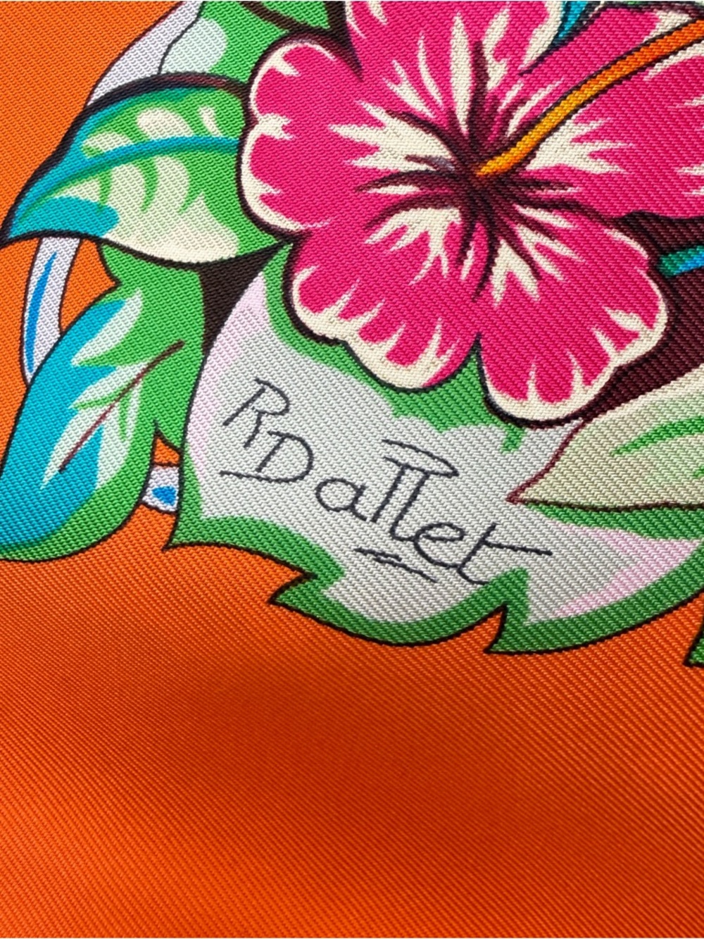 Hermès Jungle Love Silk Scarf - Picture 11 of 16